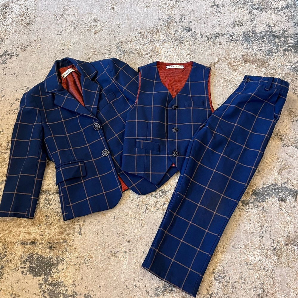 Navy and tan boy suit 5/6 size